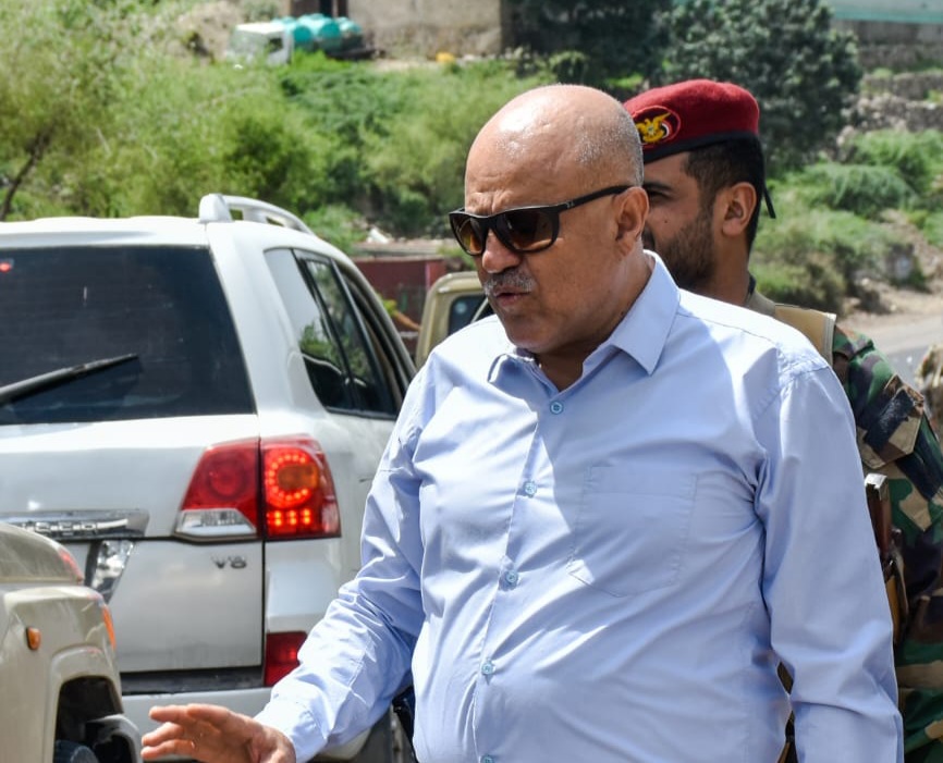 قتلى وجرحى في هجوم مسلح استهدف مسؤولا باليمن